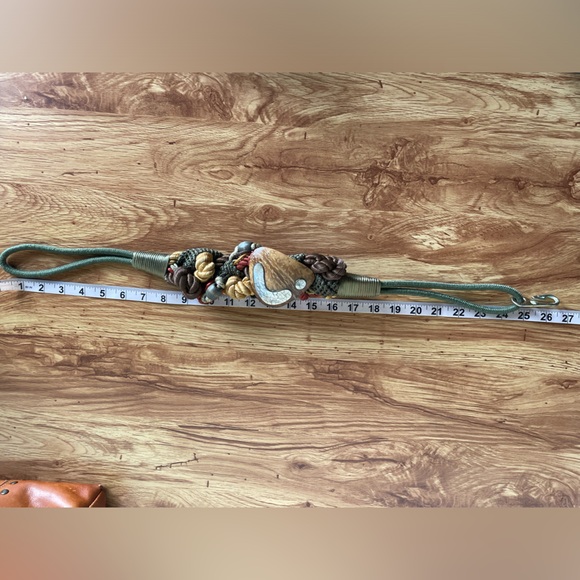 Vintage | 1980s Rope Belt w/ Wood & Abalone Pendant - Picture 5 of 5